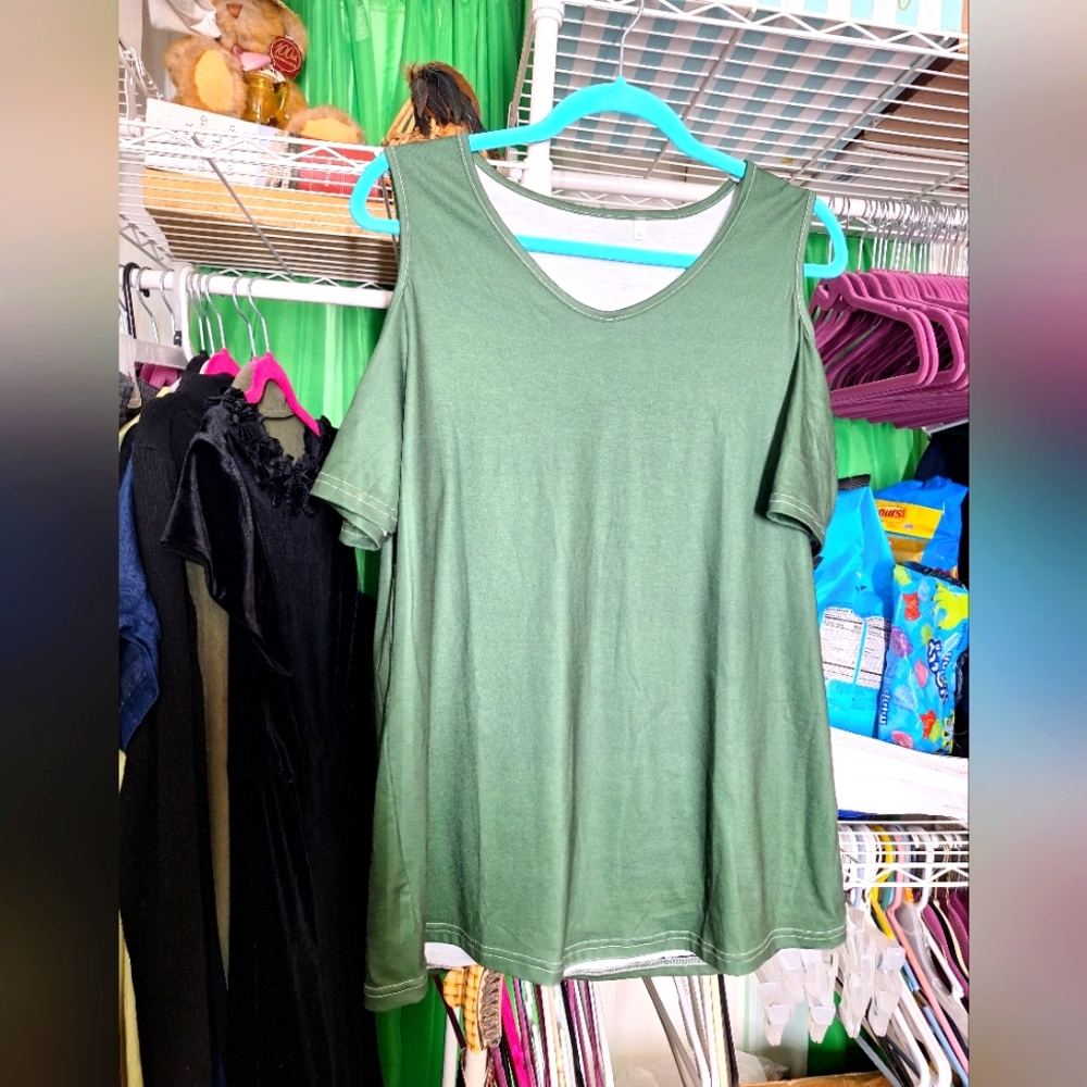 Green cold shoulder boutique top size XL